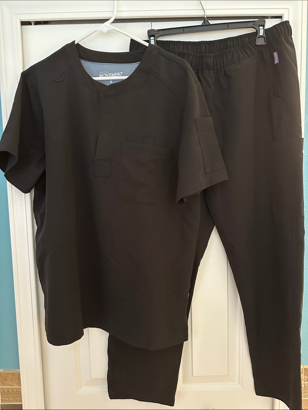 Movement Men’s Black Scrub Set
